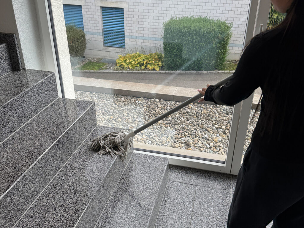 Frau, die Treppenhaus reinigt