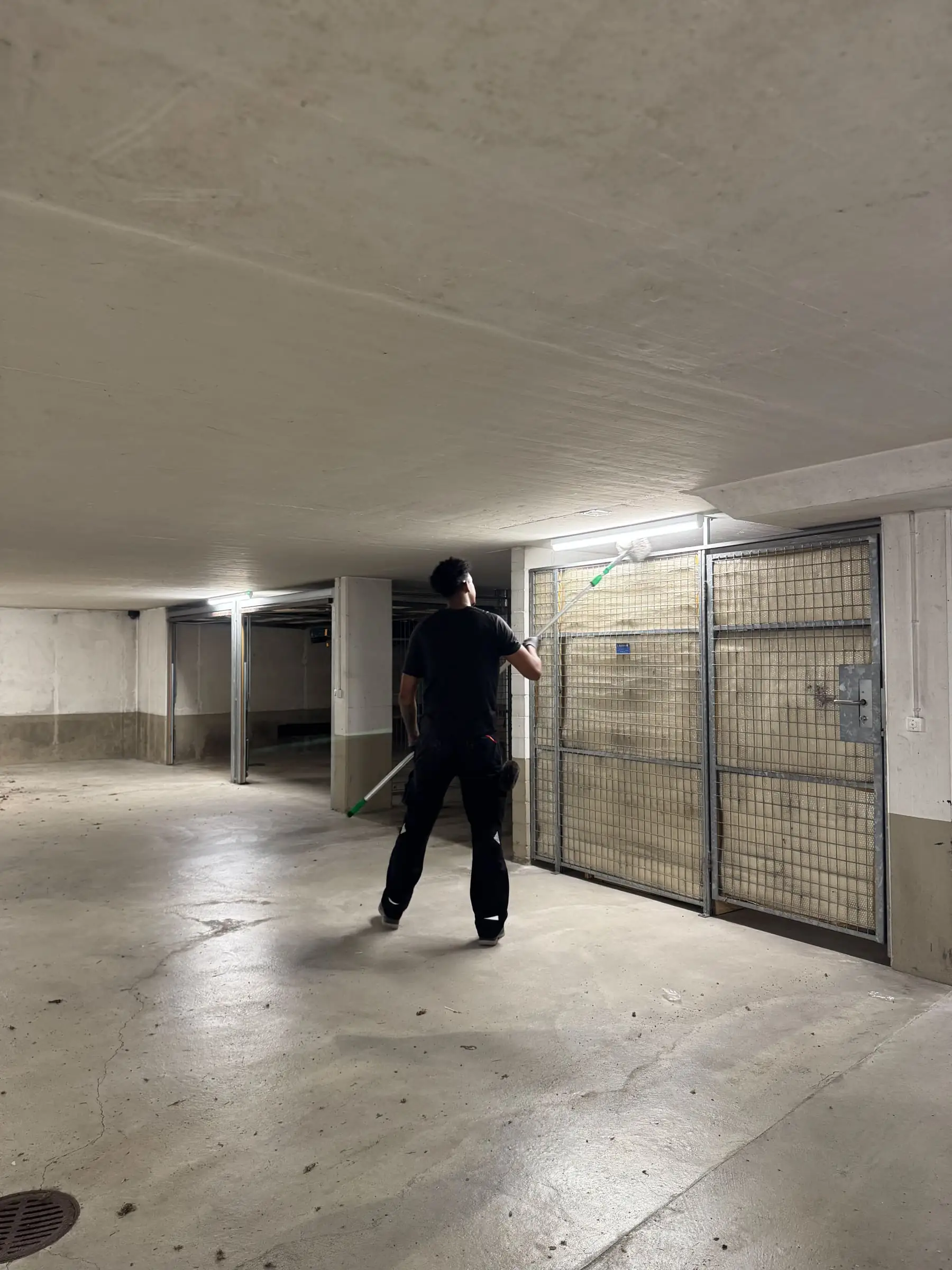 Hauswart bei der Arbeit